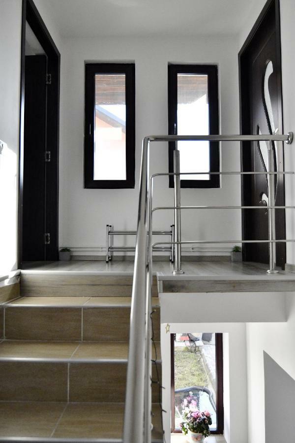 Upstairs Residence Târgu Jiu Exterior foto