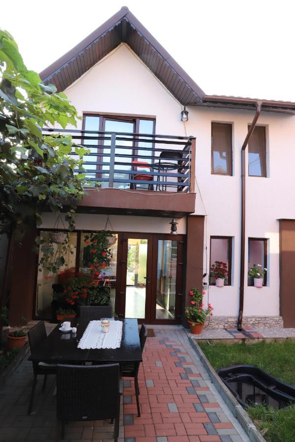 Upstairs Residence Târgu Jiu Exterior foto